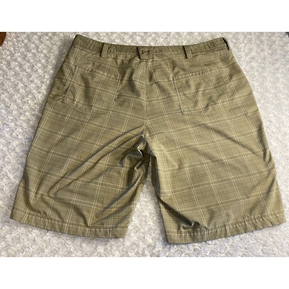 Under Armour UA mens Shorts Size 42 Plaid Khakis